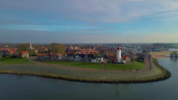 Urk Flevoland Nederländerna en solig vårdag i den gamla byn Urk med fiskebåtar vid hamnen — Stockvideo