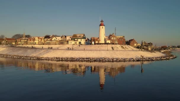 Urk Flevoland Nederland een zonnige lentedag in het oude dorp Urk met vissersboten in de haven — Stockvideo