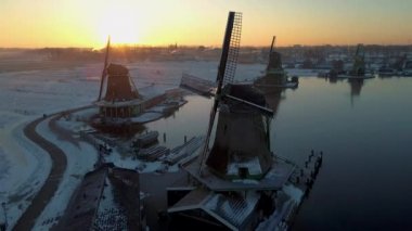 Kış boyunca Zaanse Schans yel değirmeni köyündeki ahşap rüzgar değirmeni karlı araziyle kaplıydı. Tahta tarihi yel değirmenleri Zaanse Schans Hollanda