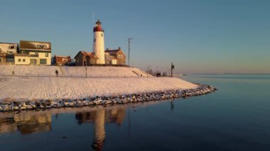 Urk Flevoland Hollanda 'da güneşli bir kış günü eski Urk köyünde limanda balıkçı tekneleriyle