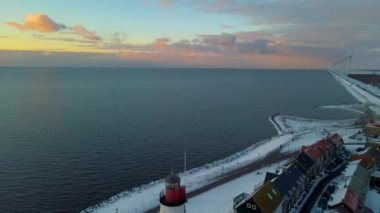 Urk Flevoland Hollanda 'da güneşli bir kış günü eski Urk köyünde limanda balıkçı tekneleriyle