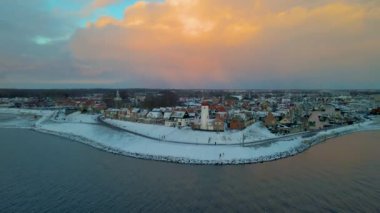 Urk Flevoland Hollanda 'da güneşli bir kış günü eski Urk köyünde limanda balıkçı tekneleriyle