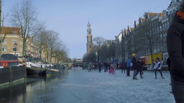 Schaatsen op de grachten in Amsterdam in de winter, bevroren grachten in Amsterdam in de winter — Stockvideo