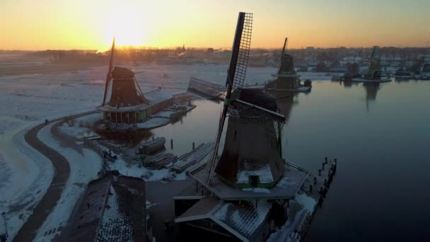 Trä väderkvarn vid Zaanse Schans väderkvarn byn under vintern med snöiga landskap, snötäckta trä historiska väderkvarnar Zaanse Schans Nederländerna Holland — Stockvideo