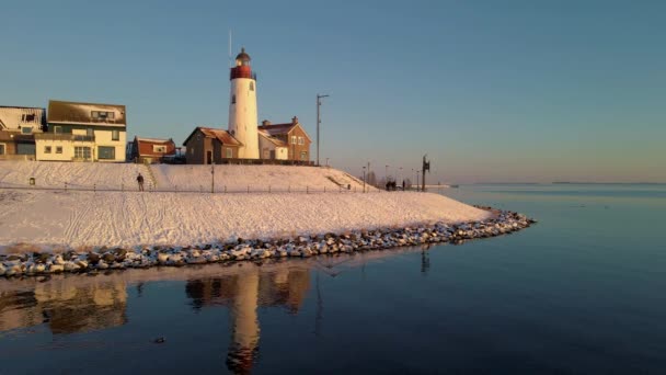 네덜란드 우르 크 프레 볼란 항구에 어선들 이 정박 해 있는 오래 된 마을 우르크의 어느 겨울날, 맑은 눈이 내리는 날 — 비디오