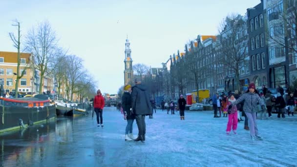 Schaatsen op de grachten in Amsterdam in de winter, bevroren grachten in Amsterdam in de winter — Stockvideo