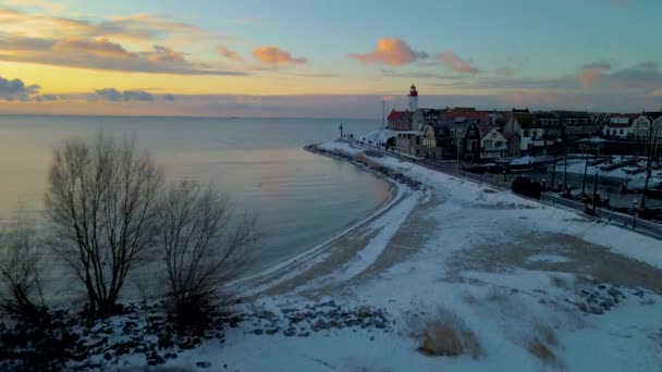 네덜란드 우르 크 프레 볼란 항구에 어선들 이 정박 해 있는 오래 된 마을 우르크의 어느 겨울날, 맑은 눈이 내리는 날 — 비디오