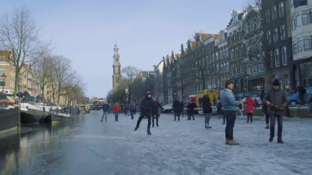 Amsterdam 'daki kanallarda buz pateni Hollanda' da kışın Amsterdam 'da donmuş kanallar — Stok video