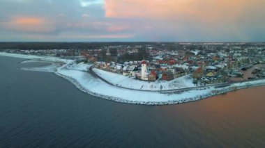Urk Flevoland Hollanda 'da güneşli bir kış günü eski Urk köyünde limanda balıkçı tekneleriyle
