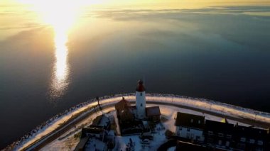 Urk Flevoland Hollanda 'da güneşli bir kış günü eski Urk köyünde limanda balıkçı tekneleriyle