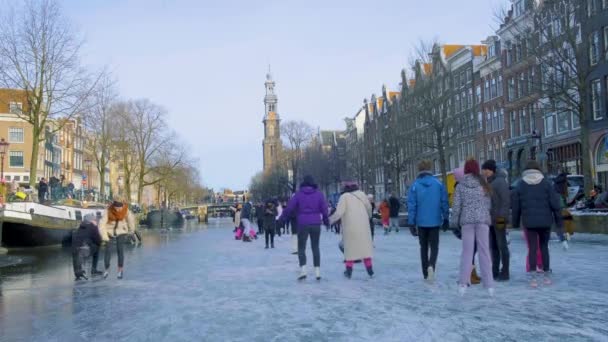 Amsterdam 'daki kanallarda buz pateni Hollanda' da kışın Amsterdam 'da donmuş kanallar — Stok video