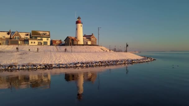 Urk Flevoland Hollanda 'da güneşli bir kış günü eski Urk köyünde limanda balıkçı tekneleriyle — Stok video