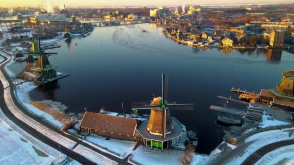 Ξύλινος ανεμόμυλος στο χωριό Zaanse Schans το χειμώνα με χιονισμένο τοπίο, χιόνι κάλυψε ξύλινους ιστορικούς ανεμόμυλους Zaanse Schans Ολλανδία Ολλανδία — Αρχείο Βίντεο