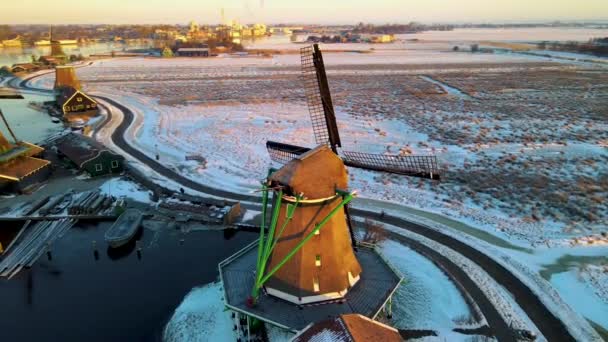 Kış boyunca Zaanse Schans yel değirmeni köyündeki ahşap rüzgar değirmeni karlı araziyle kaplıydı. Tahta tarihi yel değirmenleri Zaanse Schans Hollanda — Stok video