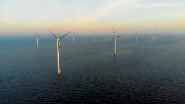 Väderkvarn park i havet, drönare antenn utsikt över väderkvarn turbiner som genererar grön energi elektrisk, väderkvarnar isolerade till havs i Nederländerna — Stockvideo