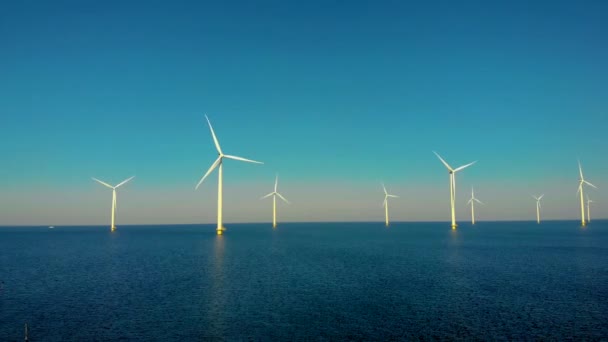 Parque de molinos de viento en el océano, vista aérea de drones de turbinas de molinos de viento que generan energía verde eléctrica, molinos de viento aislados en el mar en los Países Bajos — Vídeo de stock