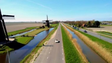 Schermerhorn Alkmaar Hollanda Nisan 2020, çift eski bir spor araba White Porsche 356 Speedster, Hollanda yel değirmeni köyü Schermerhorn