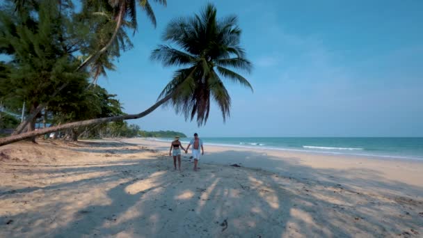 Par på semester i Thailand, Chumpon provinsen, vit tropisk strand med palmer, Wua Laen stranden Chumphon området Thailand, palm träd hängande över stranden med par på semester i Thailand — Stockvideo