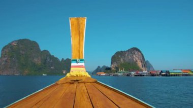 Ko Panyi ya da Koh Panyee, Müslüman balıkçı köyü, Tayland 'daki Ao Phang Nga Körfezi Ulusal Parkı' nda tekneyle gezintiye çıkıyor.