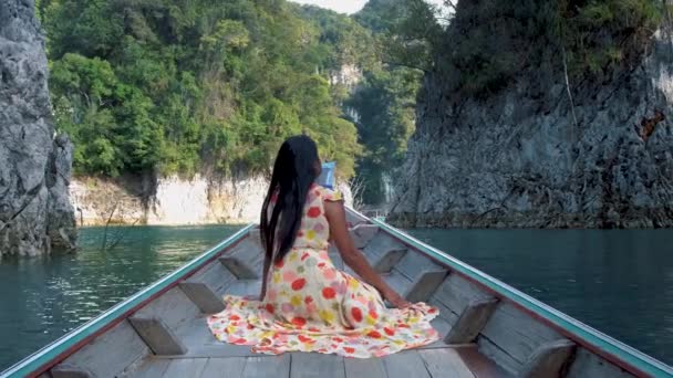 Khao Sok Tailândia, mulher de férias na Tailândia, menina em barco de cauda longa no parque nacional Khao Sok Tailândia — Vídeo de Stock