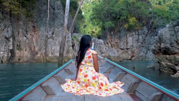Khao Sok Thailand, woman on vacation in Thailand, girl in longtail boat at the Khao Sok national park Thailand — Stockvideo