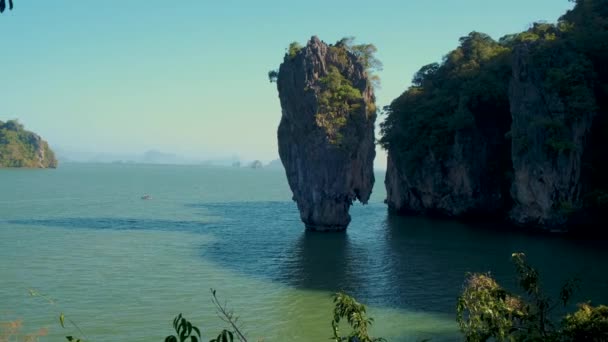 タイのプーケット島の近くにあるジェームズボンド島。有名なランドマークと有名な旅行先｜パンガー・タイ — ストック動画