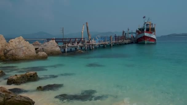 Océano de la isla tropical, hermosa playa isla tropical - Koh Kham, Trat Tailandia Pattaya Asia, pareja relajarse en la isla tropical — Vídeos de Stock