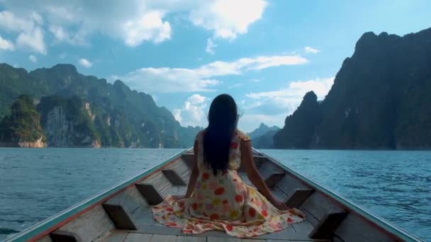 Khao Sok Tailandia, mujer de vacaciones en Tailandia, chica en barco de cola larga en el parque nacional Khao Sok Tailandia — Vídeos de Stock