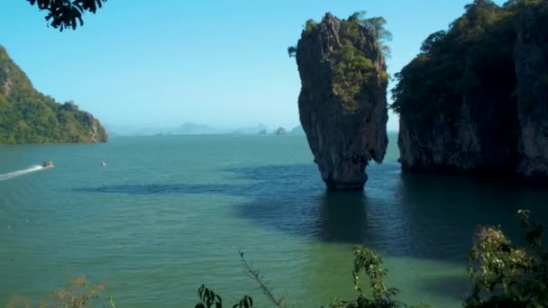 Wyspa Jamesa Bonda niedaleko Phuket w Tajlandii. Słynny zabytek i słynny cel podróży Phangnga Tajlandia — Wideo stockowe