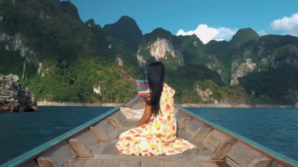 Khao Sok Tailândia, mulher de férias na Tailândia, menina em barco de cauda longa no parque nacional Khao Sok Tailândia — Vídeo de Stock