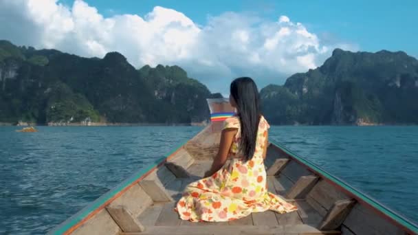 Khao Sok Thailand, woman on vacation in Thailand, girl in longtail boat at the Khao Sok national park Thailand — 图库视频影像