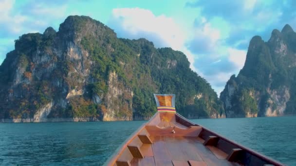 カオソック・タイ、カオソック国立公園のロングテールボートタイ — ストック動画