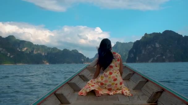 Khao Sok Tailândia, mulher de férias na Tailândia, menina em barco de cauda longa no parque nacional Khao Sok Tailândia — Vídeo de Stock