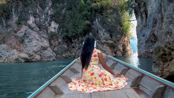 Khao Sok Tailandia, mujer de vacaciones en Tailandia, chica en barco de cola larga en el parque nacional Khao Sok Tailandia — Vídeo de stock