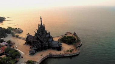 Pattaya, Tayland 'da Hakikat Tapınağı Günbatımı, tapınağın meşe özü. 