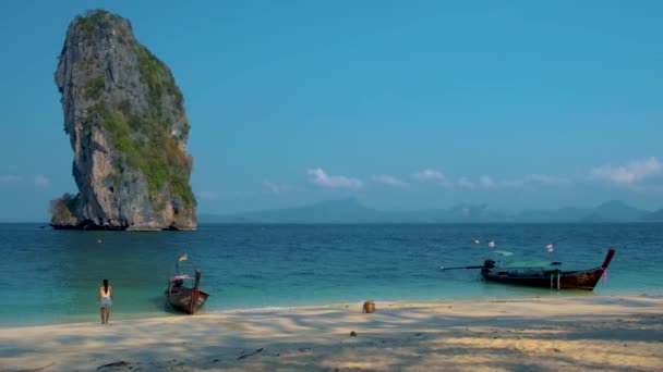Koh Poda trópusi strand Thaiföldön, turista séta a fehér trópusi strandon, Railay strand a háttérben lontail csónak csepp turista — Stock videók