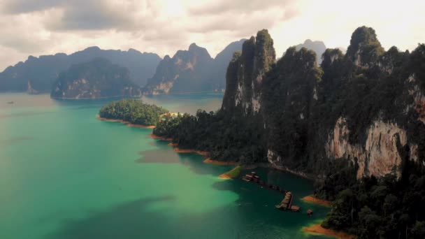 Khao Sok Tajlandia, longtail łódź w parku narodowym Khao Sok Tajlandia — Wideo stockowe