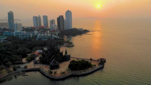 Santuario de la Verdad templo puesta del sol en Pattaya, Tailandia, esencia de teca del templo — Vídeo de stock