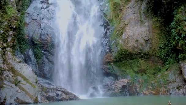 Cascata in Thailandia, godendo la bellezza della cascata nella provincia di Chumphon, Thailandia, cascata di Klongphrao Thailandia — Video Stock