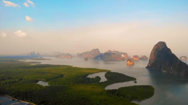 Vista aérea de la bahía de Phang Nga, hermosa vista de la bahía de Phang Nga desde el mirador Samet Nang She, Tailandia. A — Vídeo de stock