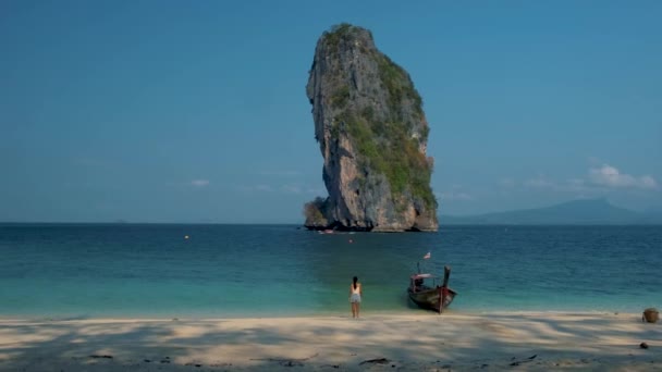 Koh Poda tropischer Strand in Thailand, Touristen wandern an einem weißen tropischen Strand, Railay Strand mit im Hintergrund Lontail Boot Drop off Tourist — Stockvideo