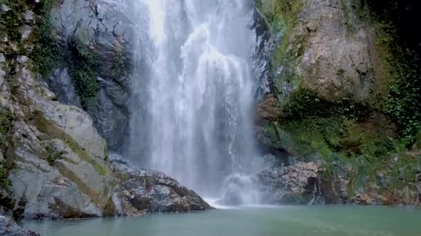 Cascada en Tailandia, disfrutando de la belleza de la cascada en la provincia de Chumphon, Tailandia, cascada Klongphrao Tailandia — Vídeos de Stock