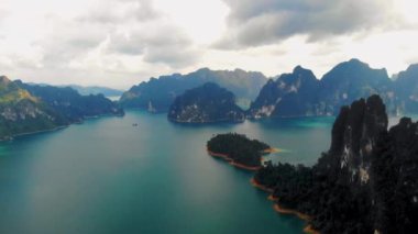 Khao Sok Tayland, Tayland 'daki Khao Sok Milli Parkı' nda uzun kuyruklu tekne.