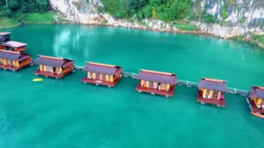 Khao Sok Tayland Milli Parkı Tayland. Tayland 'da tatilde olan çift erkek ve kadın. Khao Sok Tayland' da yüzen bungalovlarda.