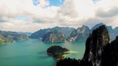 Khao Sok Tayland, Tayland 'daki Khao Sok Milli Parkı' nda uzun kuyruklu tekne.