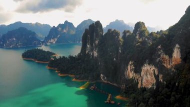 Khao Sok Tayland, Tayland 'daki Khao Sok Milli Parkı' nda uzun kuyruklu tekne.