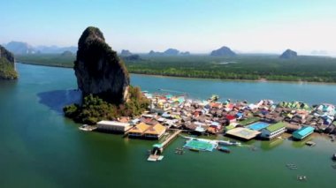 Ko Panyi ya da Koh Panyee, Müslüman balıkçı köyü, Tayland 'daki Ao Phang Nga Körfezi Ulusal Parkı' nda tekneyle gezintiye çıkıyor.