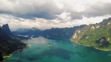 Khao Sok Tayland, Tayland 'daki Khao Sok Milli Parkı' nda uzun kuyruklu tekne.
