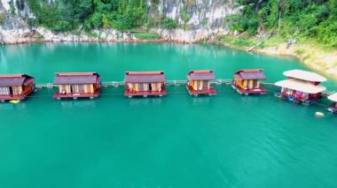 Khao Sok Tayland Milli Parkı Tayland. Tayland 'da tatilde olan çift erkek ve kadın. Khao Sok Tayland' da yüzen bungalovlarda.