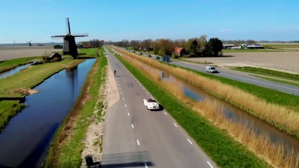 2020年4月，一对夫妇驾驶一辆老式跑车在荷兰的Schermerhorn村驾驶一辆白色保时捷356 Speedster 。 — 图库视频影像